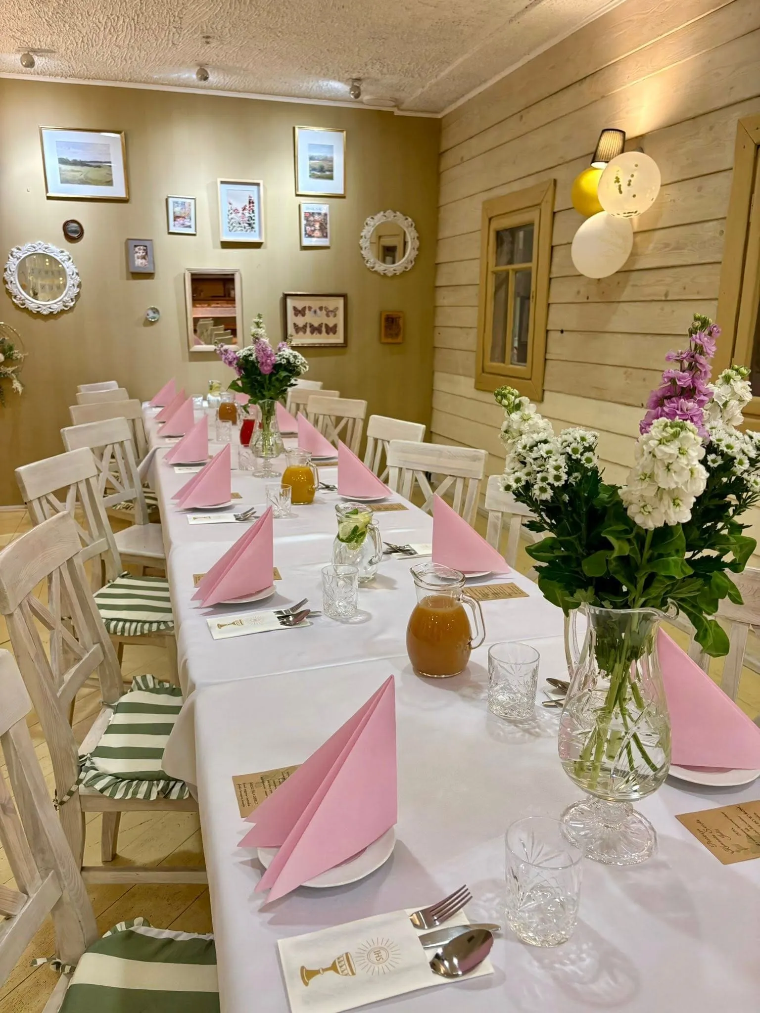 Stół nakryty na przyjęcie komunijne w Restauracji KŁOSY w Warszawie