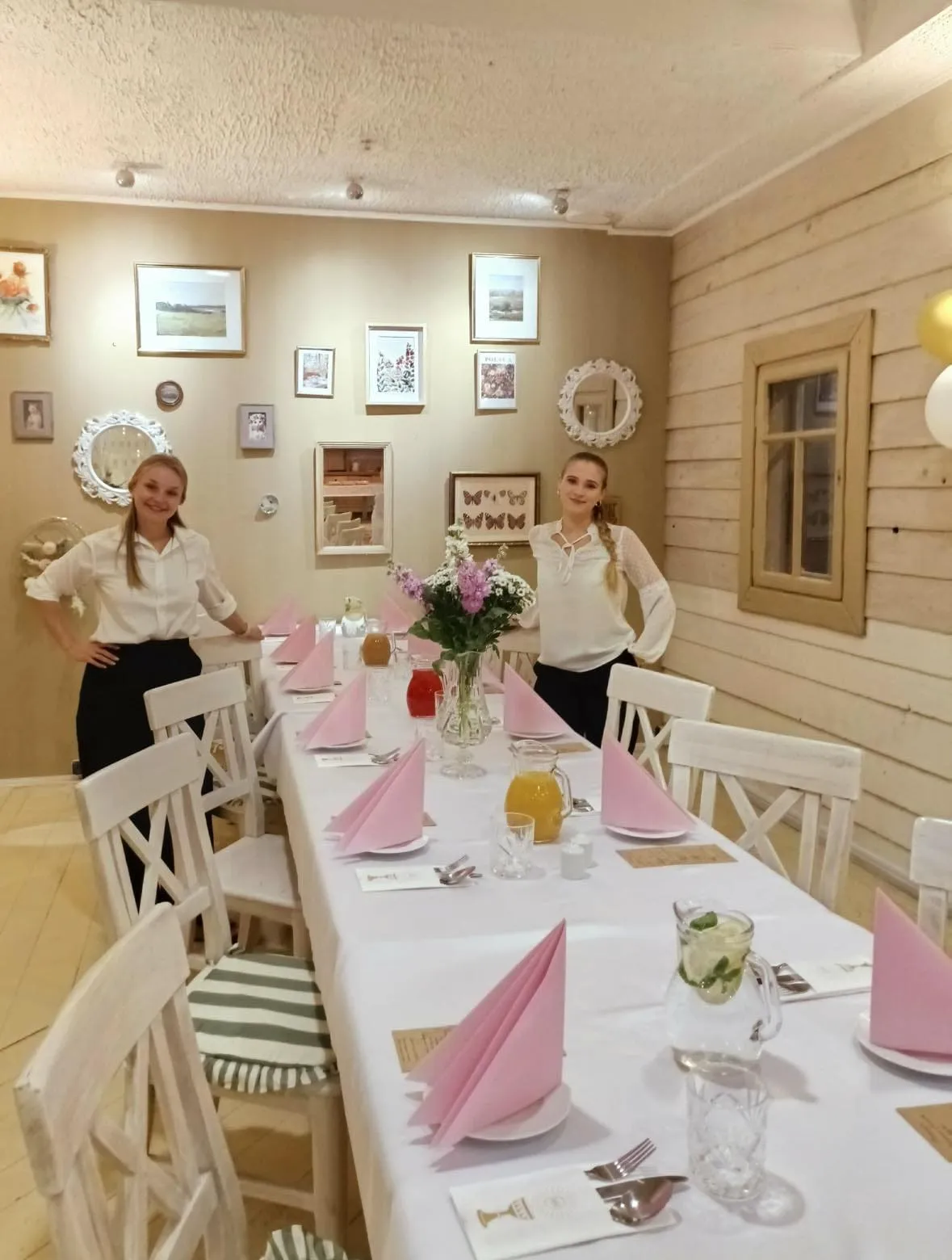 Obsługa kelnerska przy stole komunijnym w Restauracji KŁOSY w Warszawie
