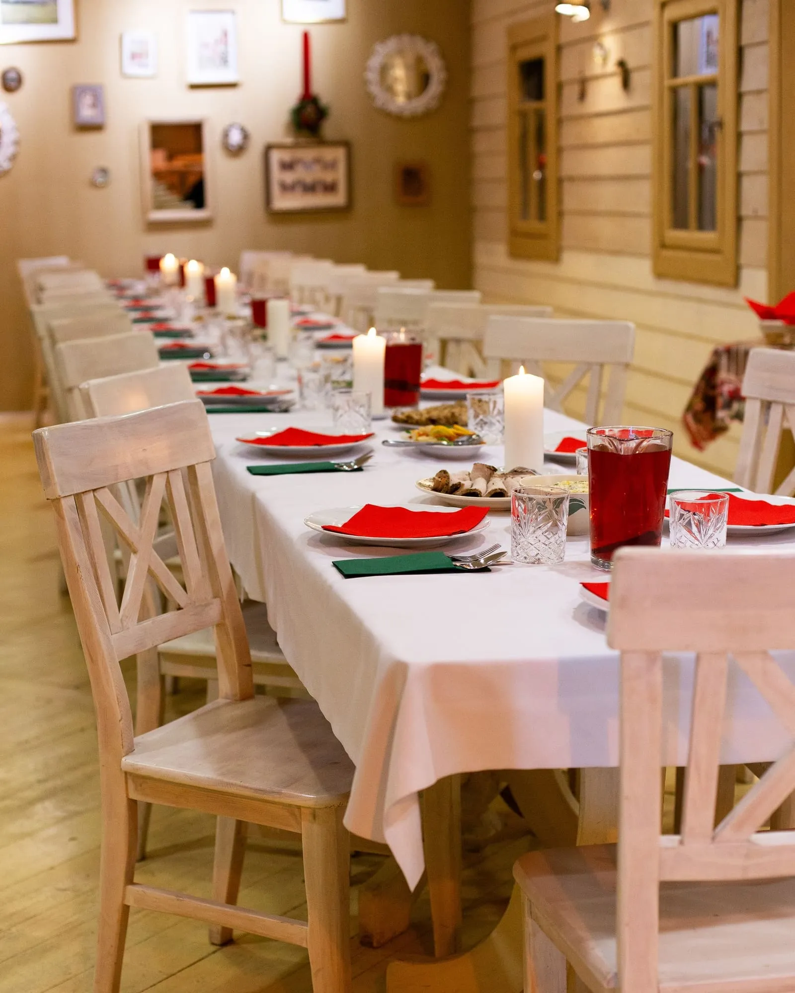 Stół bankietowy nakryty na przyjęcie rodzinne w Restauracji KŁOSY w Warszawie