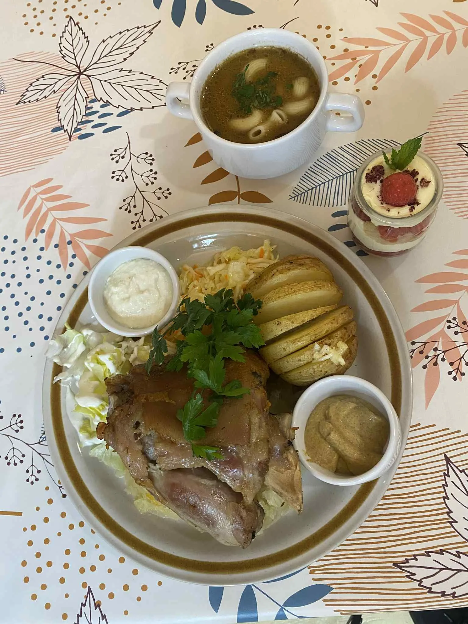 Domowy obiad w Restauracji KŁOSY w Warszawie: pieczona golonka, zupa i deser