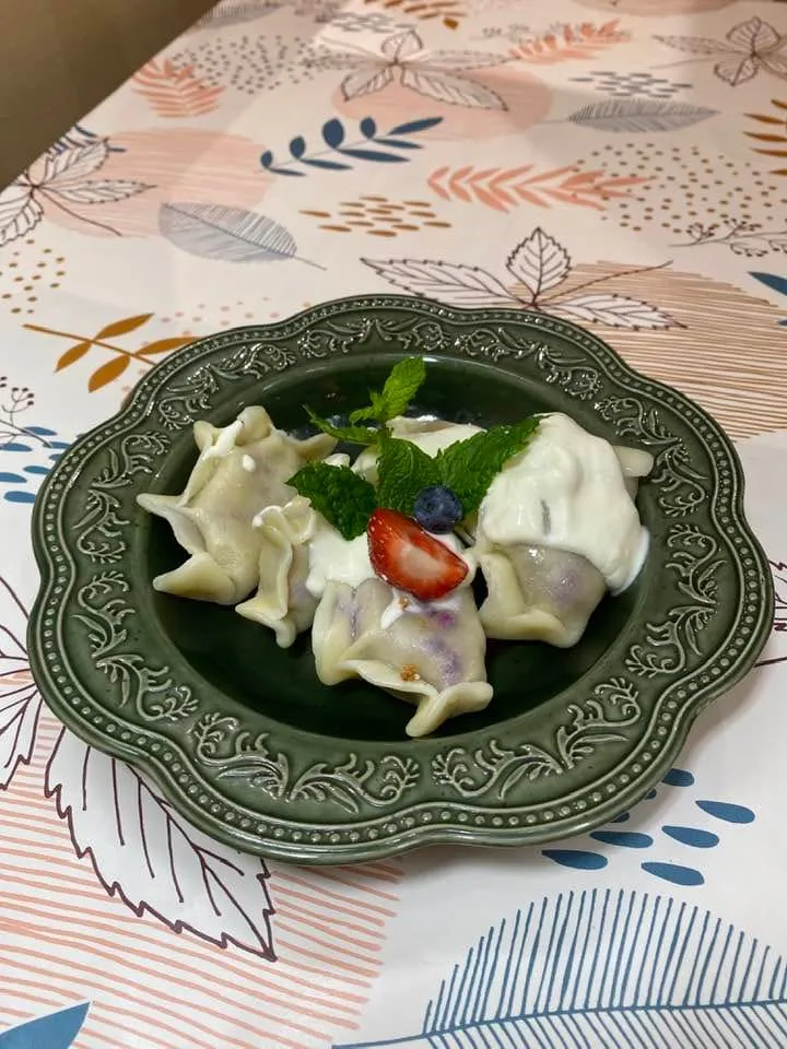 Pierogi z jagodami ze śmietaną w Restauracji KŁOSY w Warszawie, kuchnia polska