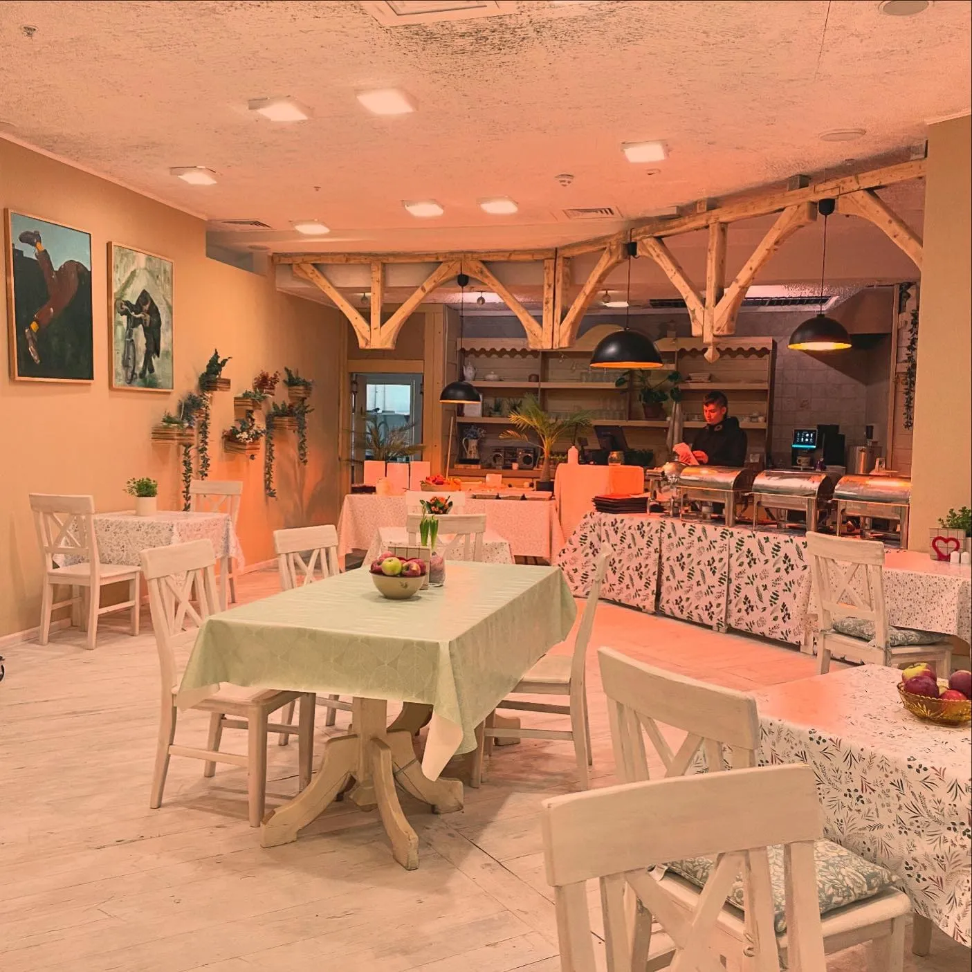 Sala jadalna Restauracji KŁOSY w Warszawie z bufetem obiadowym i białymi stolikami