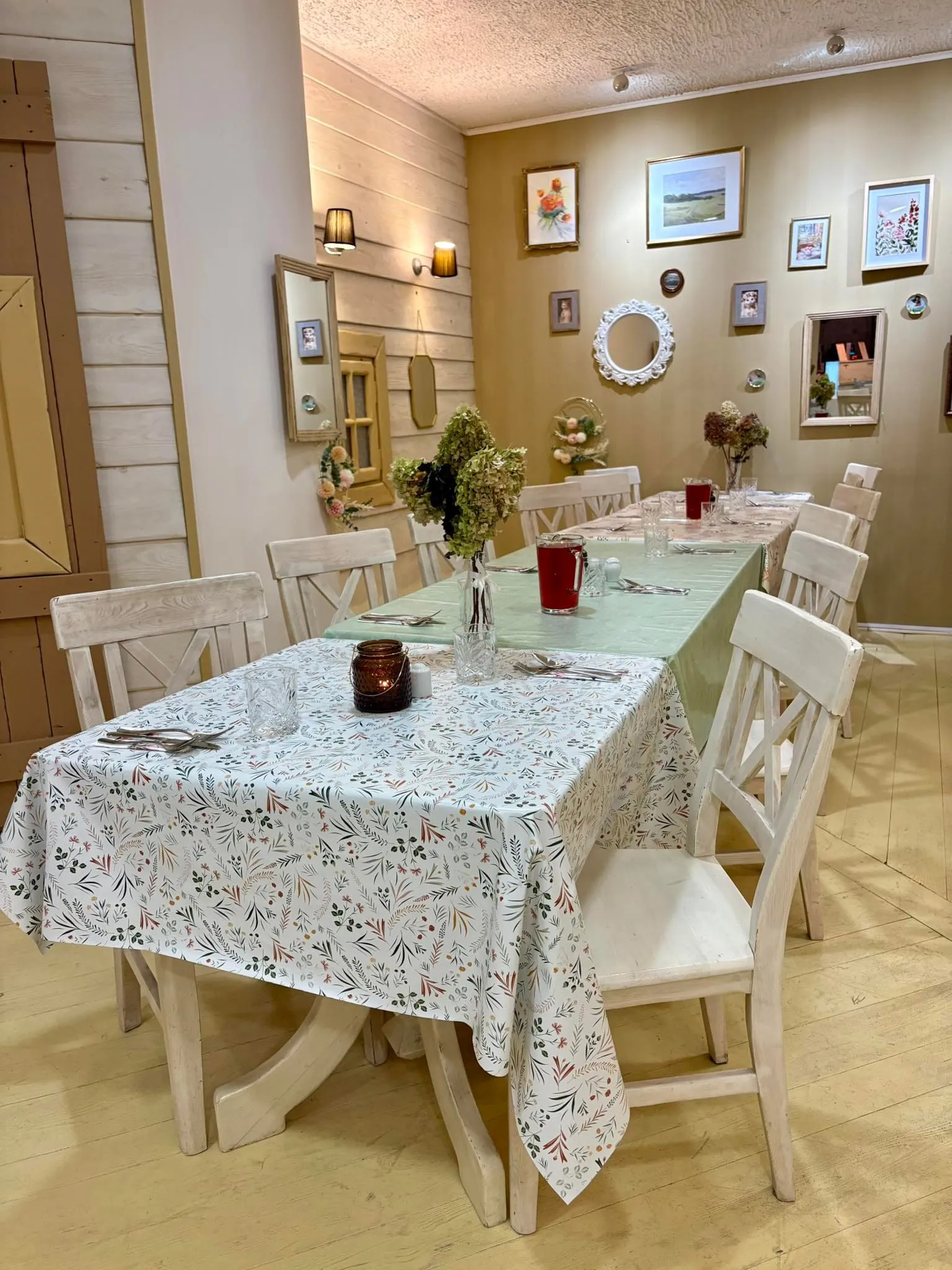 Kameralna sala Restauracji KŁOSY w Warszawie nakryta do rodzinnego obiadu