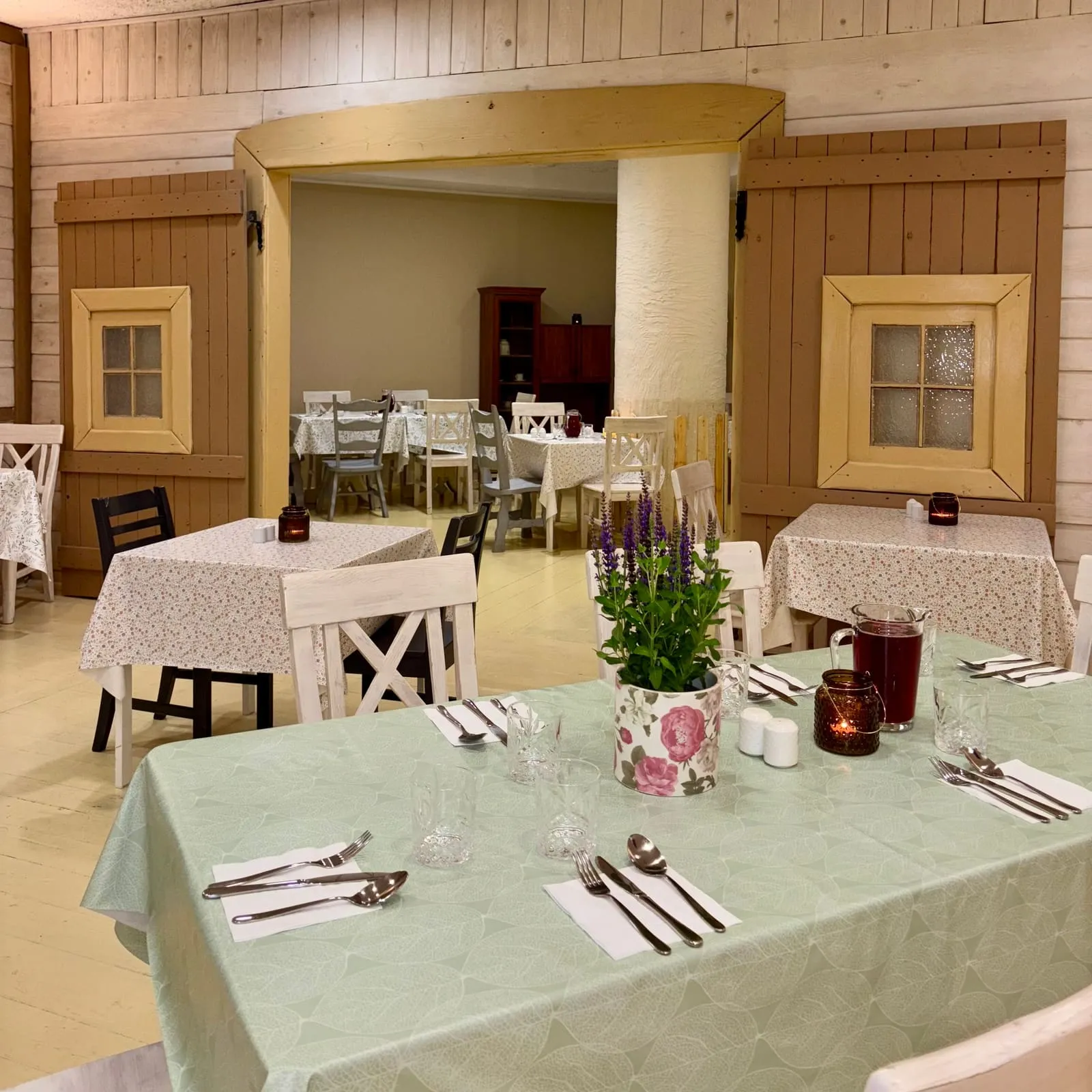 Kameralna sala Restauracji KŁOSY w Warszawie nakryta do przyjęcia rodzinnego