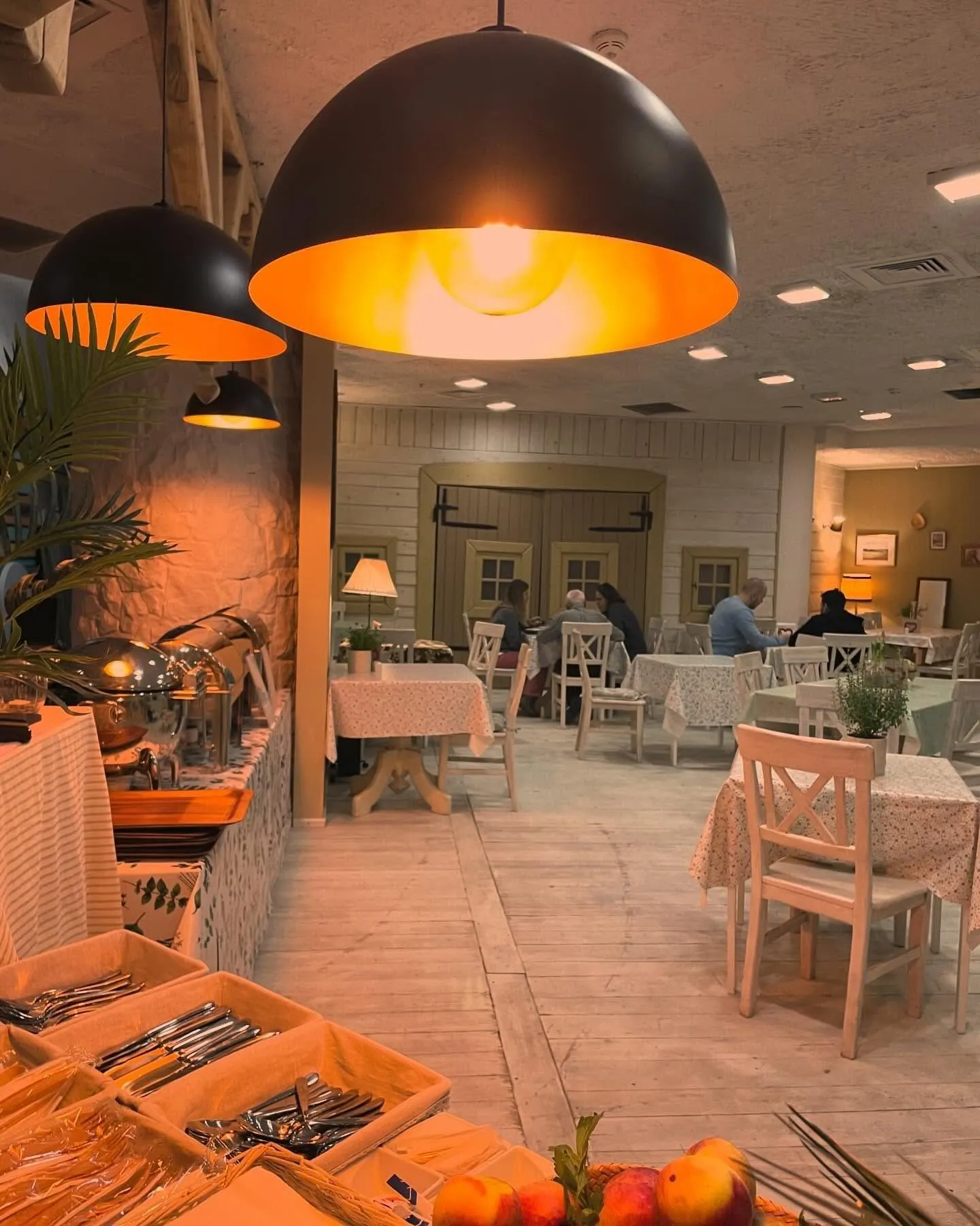 Wnętrze Restauracji KŁOSY w Warszawie — sala z bufetem i klimatycznym oświetleniem